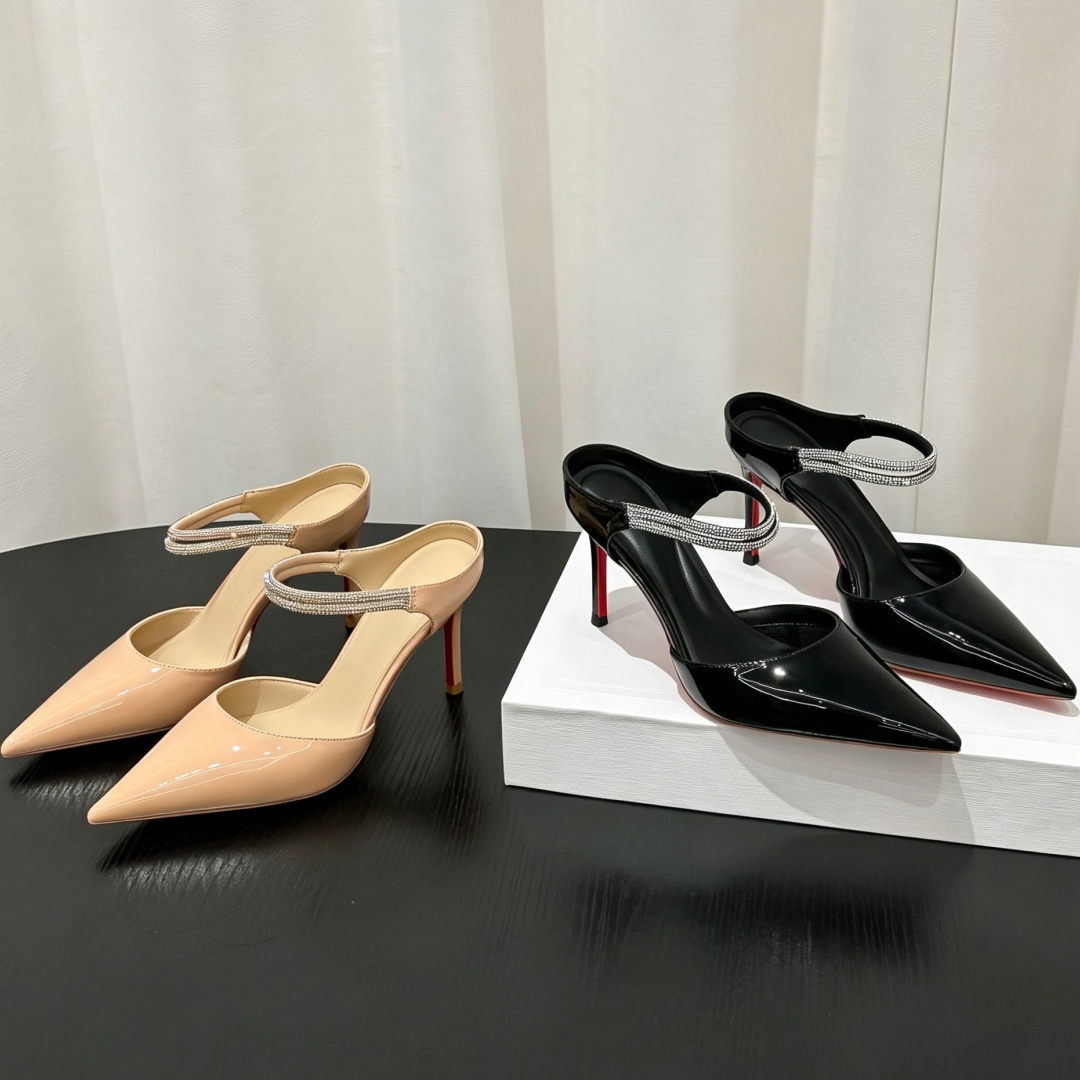 Leather Classic Strap - รองเท้าส้นสูงแบบสวมเปิดส้น หัวแหลม หนังแก้ว ประดับเพชรสองแถว สายรัดหลัง ส้นเข็ม